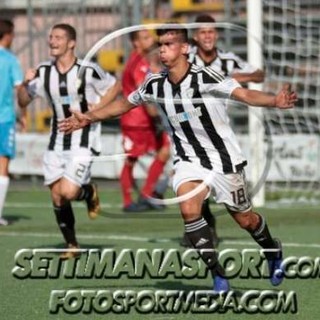 Tommaso Perasso esulta dopo il gol segnato alla Sanremese