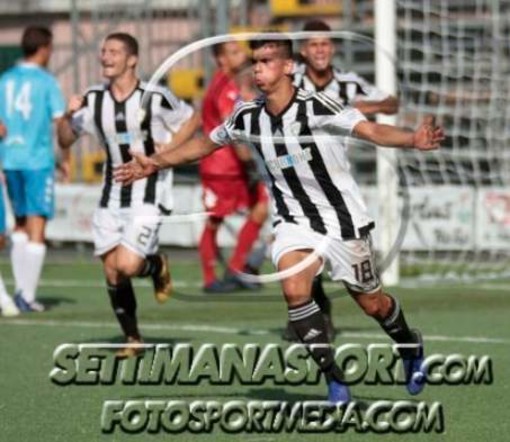 Tommaso Perasso esulta dopo il gol segnato alla Sanremese
