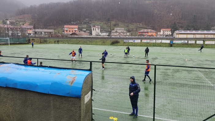 Il campo "Oliveri" a Campo Ligure inzuppato per la pioggia, gara a rischio in valle Stura