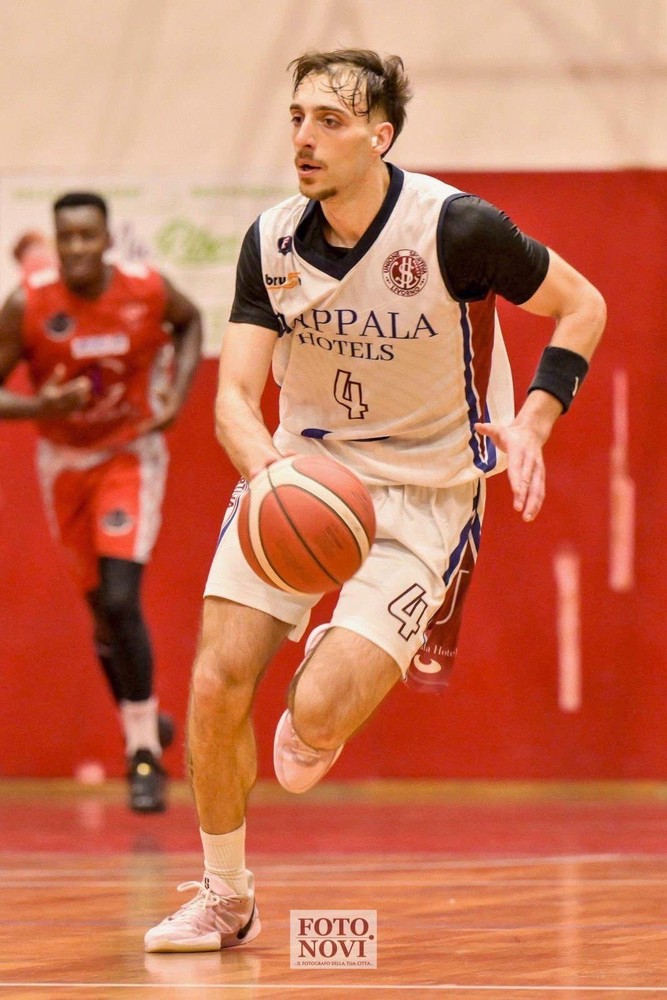 TARROS BASKET Alberto Puccioni in bianconero: talento, esperienza e un micidiale tiro da 3 punti