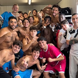 Puggioni, qui con tutta la squadra, è il mister della settimana
