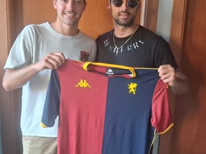 LE BANDIERE DEL LITTLE CLUB Pulsoni &amp; Carrà firmano in bianco
