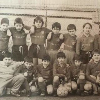 Gli esordienti leva 75 della Rossiglionese, anno 1985. Balbi è in alto a destra
