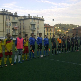 Le squadre schierate prima del calcio di inizio (foto LG)