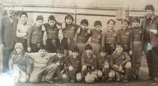 Gli esordienti leva 75 della Rossiglionese, anno 1985. Balbi è in alto a destra