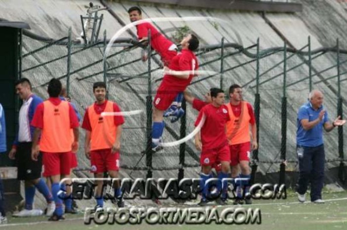 Rossetti esulta dopo un gol nel playout Molassana-Baiardo del 2011