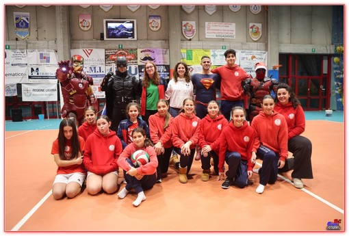 Pallavolo Carcare incontra i "Supereroi per voi" per consegnare circa 100 giocattoli da destinare ai bambini ospedalizzati