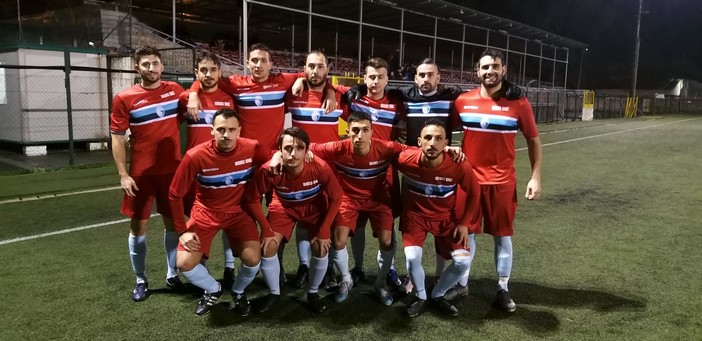 SAN CIPRIANO Che spettacolo la terza maglia rossa in stile Samp