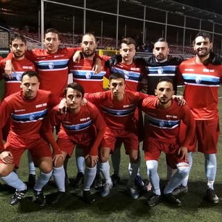 SAN CIPRIANO Che spettacolo la terza maglia rossa in stile Samp