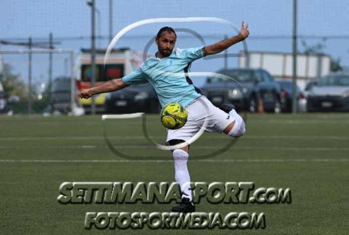 Sigona mentre segna il gol del provvisorio vantaggio nella finale di Coppa Liguria fra Pontelungo e San Cipriano