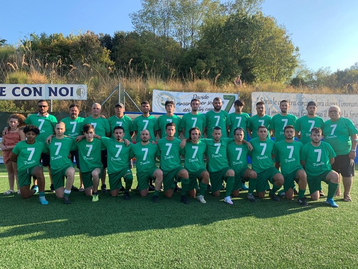 Foto di squadra del Santerenzina, in ricordo del numero 7 spezzino Mariotti Davide, deceduto in un incidente stradale pochi mesi fa Foto di squadra del Santerenzina, in ricordo del numero 7 spezzino Mariotti Davide, deceduto in un incidente stradale pochi mesi fa