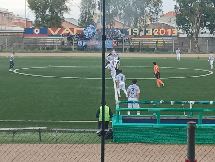 Che spettacolo a Vado Ligure, due grandi tifoserie si affrontano Che spettacolo a Vado Ligure, due grandi tifoserie si affrontano