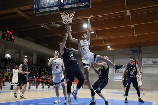 BASKET / LA TARROS BATTE CECINA E RIAPRE I GIOCHI