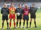 Fabrizio Toiati, al centro, con gli assistenti Claudio Parodi e Salvatore Pelle, e con i capitani Giacomo Pedretti e Andrea Conte nel Top 11 di Settimana Sport a Marassi nel 2002.