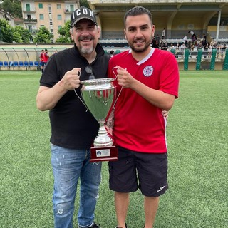 Il presidente del Marina Giulia Usai con mister Rametta e la Coppa Liguria