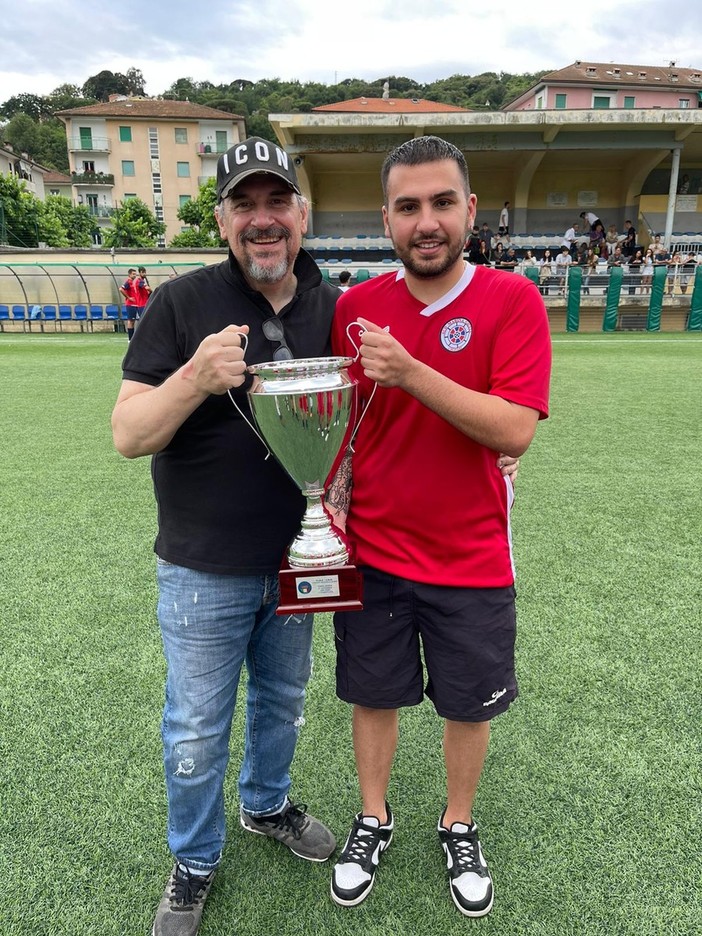 Il presidente del Marina Giulia Usai con mister Rametta e la Coppa Liguria