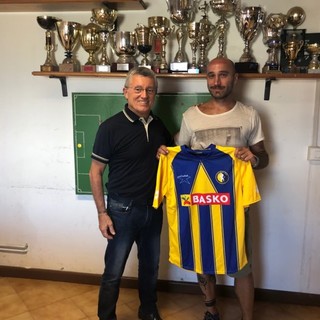 Nella foto i nuovi acquisti con il presidente Pasquale Ottonello
