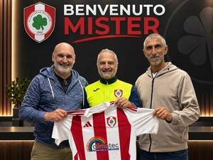 Valente, nuovo mister del Moconesi, coi dirigenti Ansaldo e Zappia