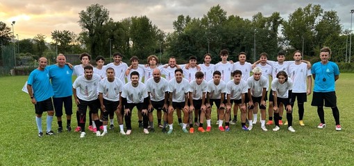 La rosa del Vezzano del tecnico Giacomo Neri: primi in classifica dopo tre giornate di campionato La rosa del Vezzano del tecnico Giacomo Neri: primi in classifica dopo tre giornate di campionato