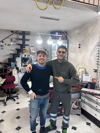 Filippo Zamana, insieme a Luca Lo Cicero, titolare di Ottica Moradei, mentre ritira il premio come migliore della settimana