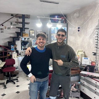 Filippo Zamana, insieme a Luca Lo Cicero, titolare di Ottica Moradei, mentre ritira il premio come migliore della settimana